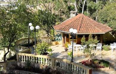 Imagem: A casa possui 4 Dormitórios, 5 Banheiros, 5 Vagas na garagem