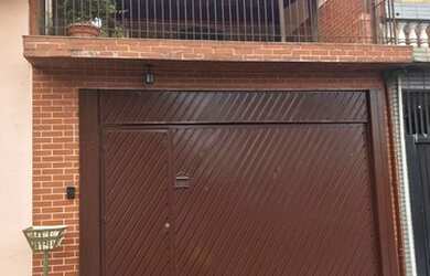 Imagem: A casa possui 3 Dormitórios, 1 Banheiro, 1 Vaga na garagem