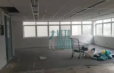 Imagem: O depósito possui 4 Vagas na garagem, 180m² de Área e está