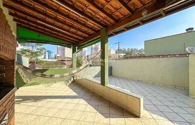 Imagem: A casa possui 3 Dormitórios, 1 Banheiro, 2 Vagas na garagem