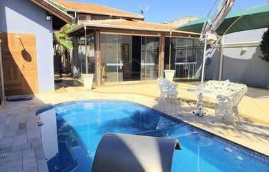 Imagem: A casa possui 3 Dormitórios, 3 Banheiros, 3 Vagas na garagem