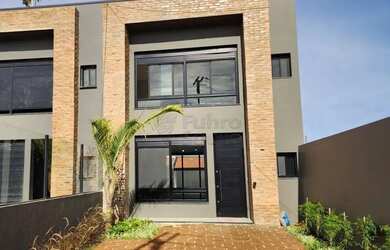 Imagem: A casa possui 3 Dormitórios, 3 Banheiros, 4 Vagas na garagem