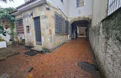 Imagem: A casa possui 4 Dormitórios, 3 Banheiros, 5 Vagas na garagem