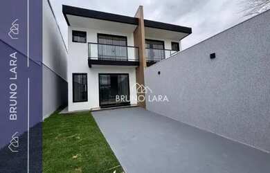 Imagem: A casa possui 3 Dormitórios, 1 Banheiro, 2 Vagas na garagem