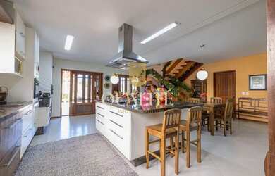 Imagem 10: Casa de Alto Padrão com 256 m2, 4 quartos, 3 Suítes, 7 banheiros, 2...