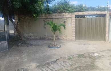 Imagem: A casa possui 2 Dormitórios, 1 Banheiro, 2 Vagas na garagem