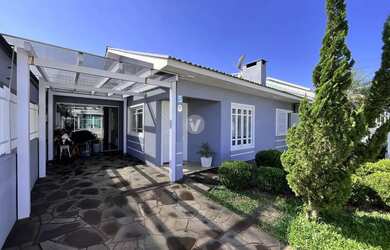 Imagem: A casa possui 3 Dormitórios, 3 Banheiros, 2 Vagas na garagem