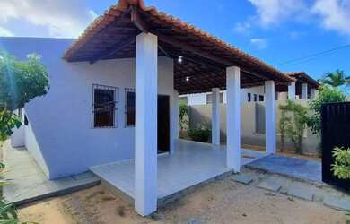 Imagem: A casa em condomínio possui 3 Dormitórios, 1 Banheiro, 2 Vagas