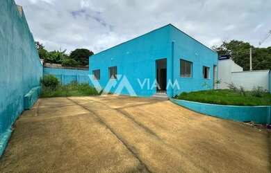 Imagem: A casa possui 3 Dormitórios, 2 Banheiros, 5 Vagas na garagem