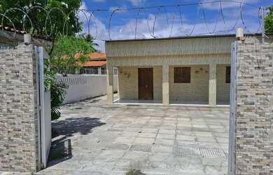 Imagem: A casa possui 3 Dormitórios, 3 Banheiros, 3 Vagas na garagem