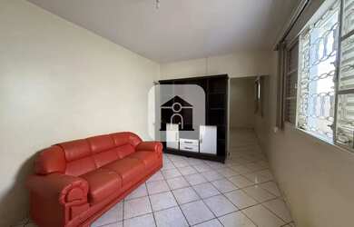 Imagem: A casa possui 3 Dormitórios, 2 Banheiros, 3 Vagas na garagem