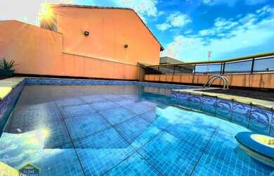 Imagem: A casa possui 4 Dormitórios, 5 Banheiros, 4 Vagas na garagem