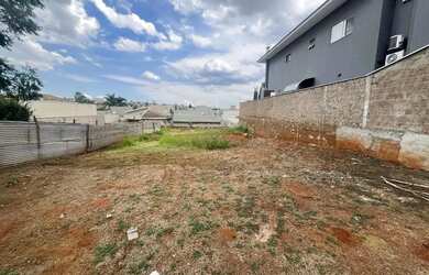 Imagem: O terreno possui 400m² de Área e está localizado em São