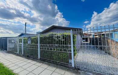 Imagem: A casa possui 3 Dormitórios, 2 Banheiros, 2 Vagas na garagem