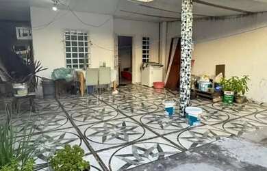 Imagem: A casa possui 2 Dormitórios, 1 Banheiro, 4 Vagas na garagem