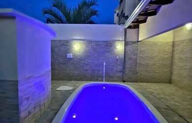 Imagem: A casa possui 3 Dormitórios, Acomodam 15 pessoas, 3 Vagas na