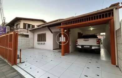 Imagem: A casa possui 4 Dormitórios, 3 Banheiros, 1 Vaga na garagem