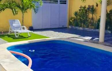 Imagem: A casa possui 3 Dormitórios, Acomodam 12 pessoas, 5 Vagas na