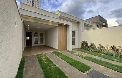 Imagem: A casa possui 3 Dormitórios, 4 Banheiros, 2 Vagas na garagem