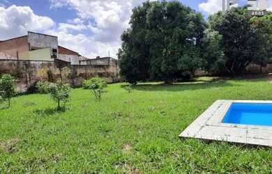 Imagem: A casa possui 3 Dormitórios, 2 Banheiros, 5 Vagas na garagem