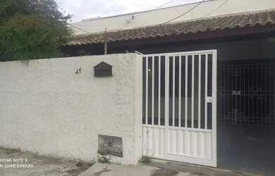 Imagem: A casa possui 3 Dormitórios, 2 Banheiros, 2 Vagas na garagem