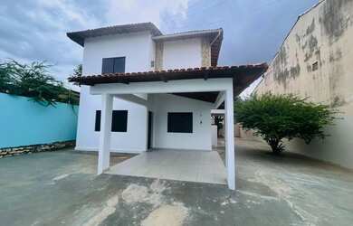 Imagem: A casa possui 4 Dormitórios, 3 Banheiros, 3 Vagas na garagem