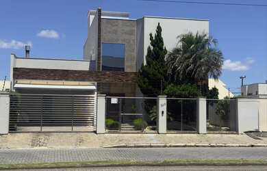 Imagem: A casa possui 3 Dormitórios, 5 Banheiros, 2 Vagas na garagem