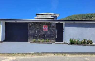 Imagem: A casa possui 3 Dormitórios, 2 Banheiros, 1 Vaga na garagem