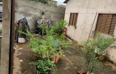 Imagem: A casa possui 3 Dormitórios, 2 Banheiros, 2 Vagas na garagem