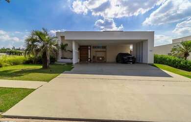 Imagem: A casa possui 4 Dormitórios, 3 Banheiros, 4 Vagas na garagem