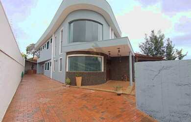 Imagem: A casa possui 4 Dormitórios, 5 Banheiros, 4 Vagas na garagem