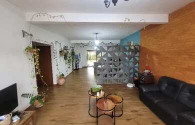 Imagem: A casa possui 3 Dormitórios, 3 Banheiros, 3 Vagas na garagem