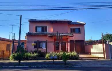 Imagem: A casa possui 4 Dormitórios, 2 Vagas na garagem, 230m² de