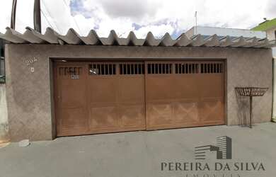 Imagem: A casa possui 3 Dormitórios, 3 Banheiros, 2 Vagas na garagem