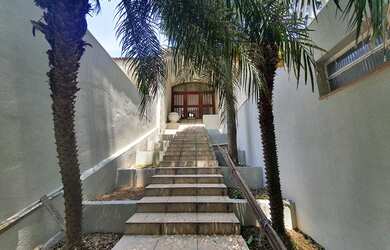 Imagem: A casa possui 3 Dormitórios, 4 Banheiros, 4 Vagas na garagem