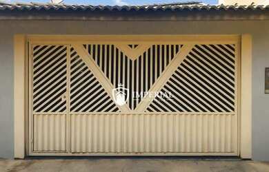 Imagem: A casa possui 2 Dormitórios, 3 Banheiros, 2 Vagas na garagem