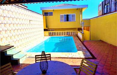 Imagem: A casa possui 4 Dormitórios, 3 Banheiros, 5 Vagas na garagem