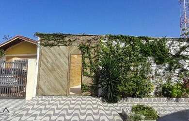 Imagem: A casa possui 3 Dormitórios, 1 Banheiro, 2 Vagas na garagem