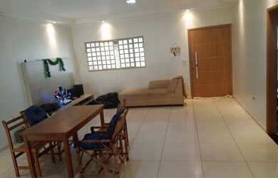 Imagem: A casa possui 2 Dormitórios, 2 Banheiros, 2 Vagas na garagem