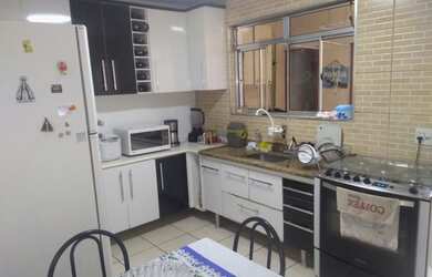 Imagem: A casa possui 3 Dormitórios, 2 Banheiros, 1 Vaga na garagem