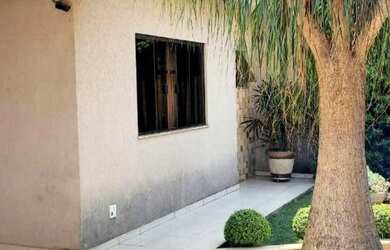 Imagem: A casa possui 3 Dormitórios, 1 Banheiro, 2 Vagas na garagem