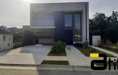 Imagem: A casa em condomínio possui 4 Dormitórios, 5 Banheiros, 4