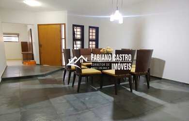 Imagem: O depósito possui 3 Vagas na garagem, 184m² de Área e está