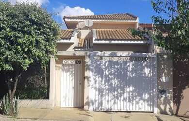 Imagem: A casa possui 2 Dormitórios, 2 Banheiros, 2 Vagas na garagem