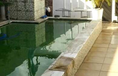 Imagem: A casa possui 3 Dormitórios, 1 Banheiro, 2 Vagas na garagem