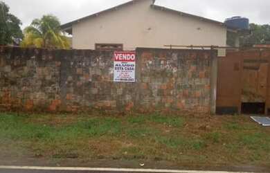 Imagem: A casa possui 3 Dormitórios, 2 Banheiros e está localizado