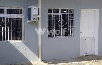 Imagem: A casa possui 1 Dormitório, 1 Banheiro, 1 Vaga na garagem