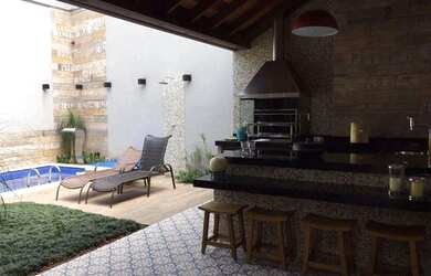 Imagem: A casa possui 3 Dormitórios, 5 Banheiros, 4 Vagas na garagem