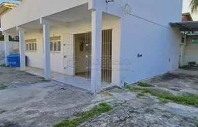 Imagem: A casa possui 4 Dormitórios, 4 Banheiros, 5 Vagas na garagem