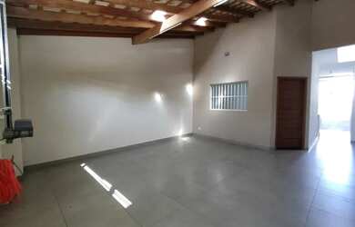 Imagem: A casa possui 3 Dormitórios, 1 Banheiro, 1 Vaga na garagem